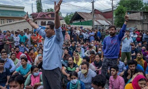 Kashmir Valley News : राहुल भट की हत्या के बाद हालात खराब, सड़कों पर उतरे कश्मीरी पंडित, जवाब में पुलिस ने बरसाईं लाठियां