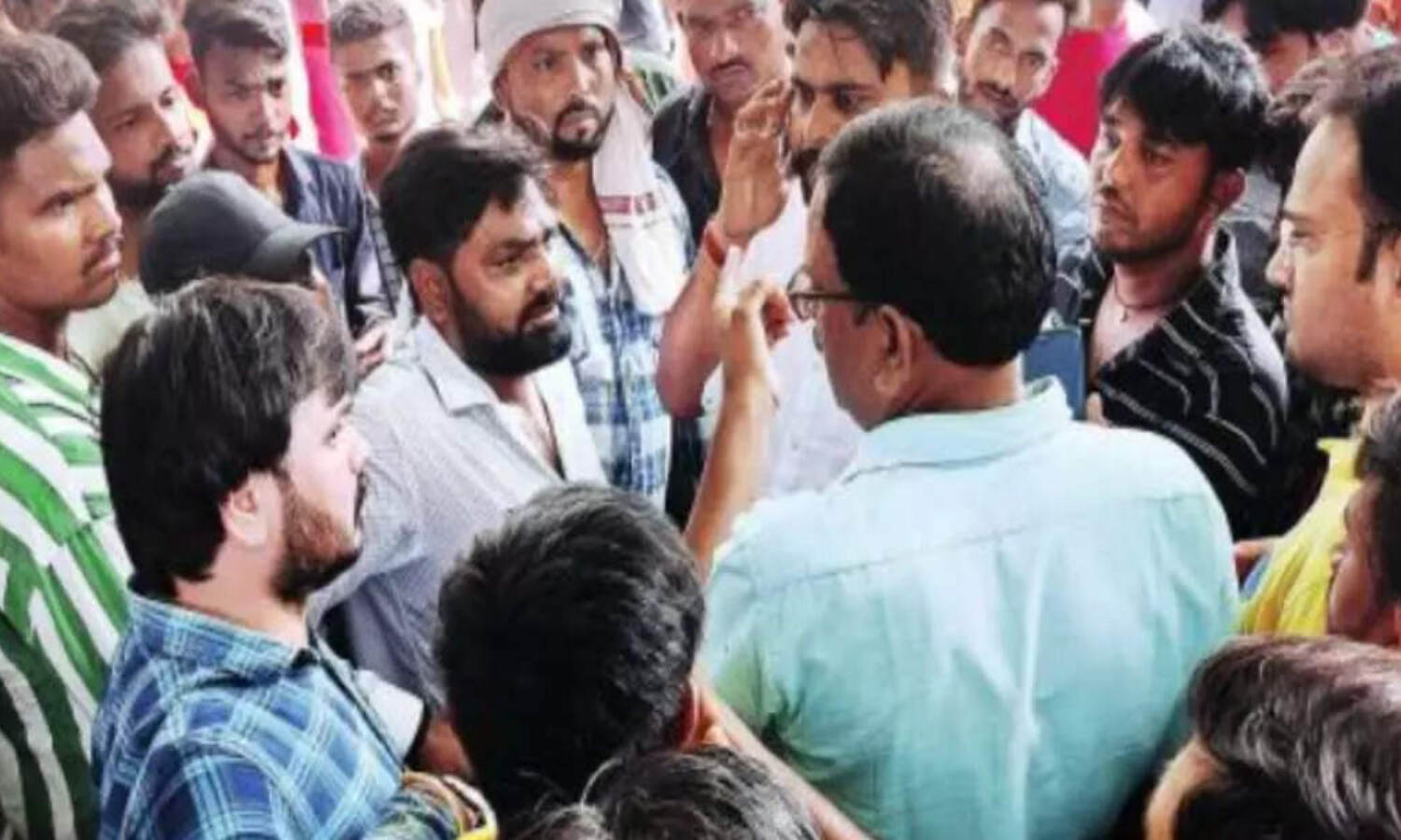 Lucknow News : अतिक्रमण हटाने गई नगर निगम टीम को पटरी दुकानदारों ने दौड़ा-दौड़ाकर पीटा, कपड़े भी फाड़े- देखती रही पुलिस