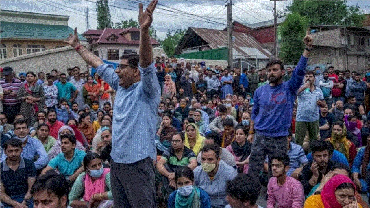 Kashmir Valley News : राहुल भट की हत्या के बाद हालात खराब, सड़कों पर उतरे कश्मीरी पंडित, जवाब में पुलिस ने बरसाईं लाठियां
