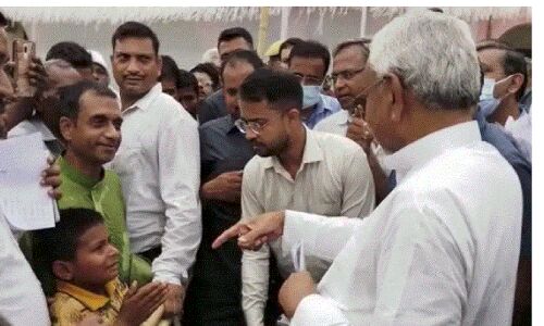 बिहार के सोनू ने सीएम नीतीश के सामने खोली शराबबंदी और स्कूलों में पढ़ाई की हकीकत, कहा -  सर सुनिए, पढ़ाई में मदद कीजिए