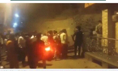 Neemuch Tension : नीमच में दरगाह के पास हनुमान मंदिर बनाने पर दो गुटों में जमकर हुआ पथराव, धारा 144 लागू, इलाके में तनाव