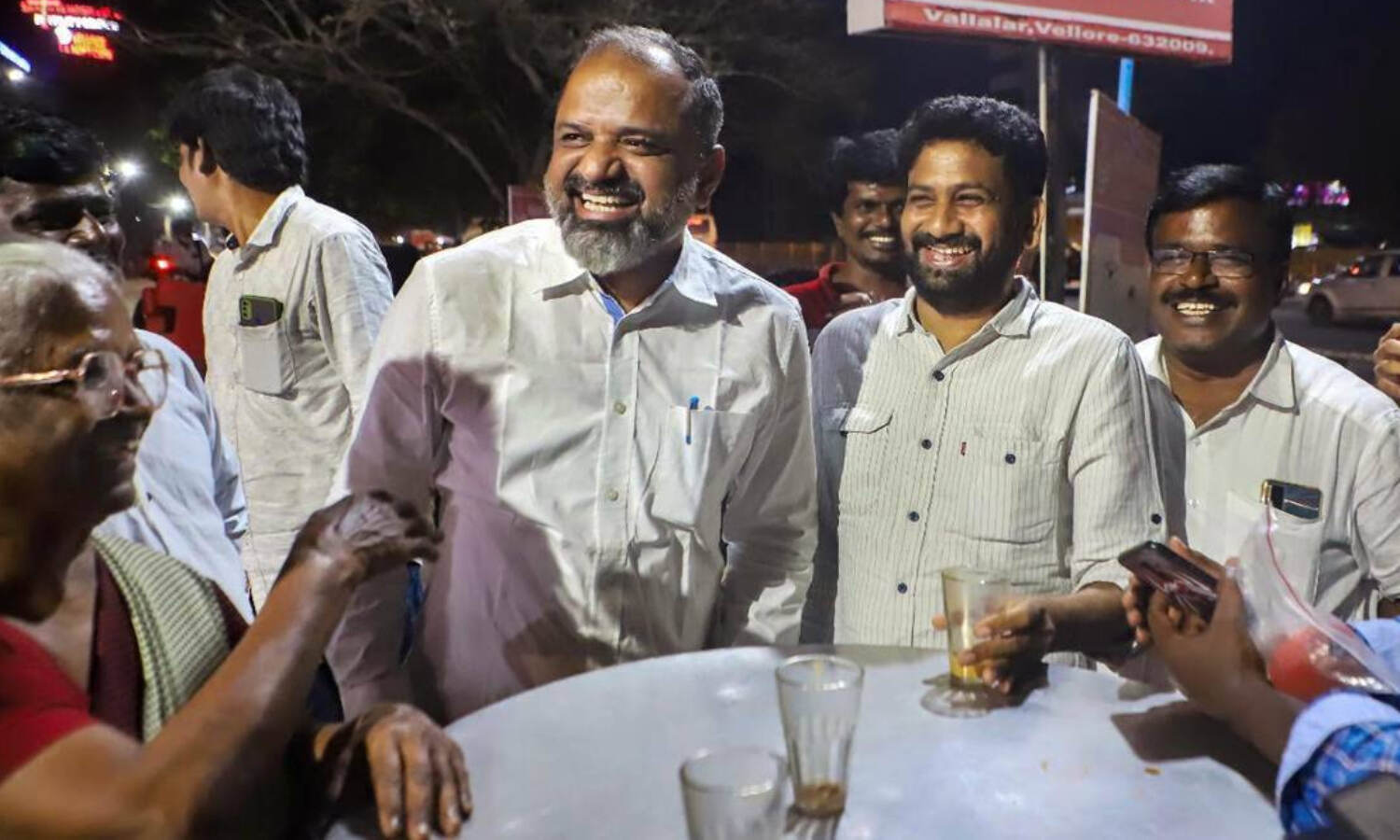 Rajeev Gandhi Murder Case : राजीव गांधी की हत्या में दोषी करार दिए गए एजी पेरारिवलन (सफेद शर्ट में)