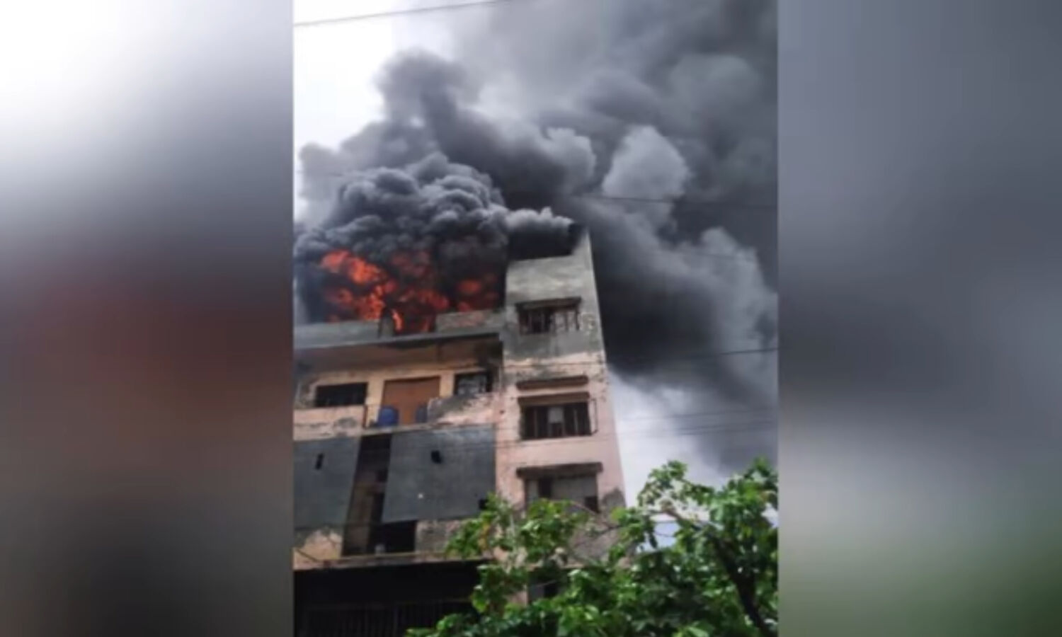 Delhi Fire News : दिल्ली के बवाना और मुस्तफाबाद में फिर लगी भीषण आग, एक की मौत
