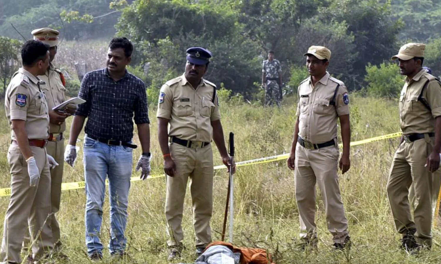 Hyderabad Fake Encounter : आरोपियों को जान से मारने के लिए पुलिस चलाई गोली, SC को सौंपी रिपोर्ट में कमीशन ने 10 पुलिसवालों पर हत्या का केस दर्ज करने की सिफारिश की