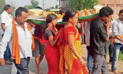 Jharkhand News : बुजुर्ग महिला के शव को गांव वालों ने कंधा देने से किया इनकार, वजह जानकर हो जाएंगे हैरान