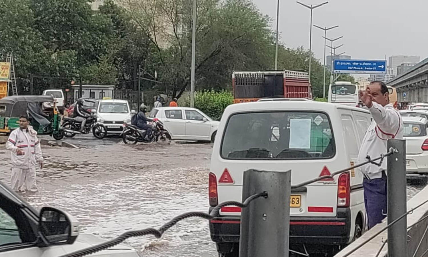 Delhi-NCR Weather : दिल्ली-एनसीआर के कई इलाकों में बारिश के बाद जलजमाव से जनजीवन ठहरा, निजी कंप​नियों से की गयी ये अपील
