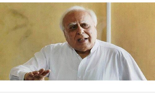 दिल्ली के विकास मॉडल को निशाना बना रही सरकार, कपिल सिब्बल बोले - भगवा हो गए सीबीआई के पंख