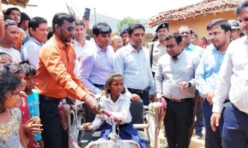 Bihar News : हौसले की नहीं होती कोई सीमा, एक पैर से कूदकर स्कूल जाने वाली बच्ची को मिली प्रशासन से मदद, सोनू सूद भी आए आगे