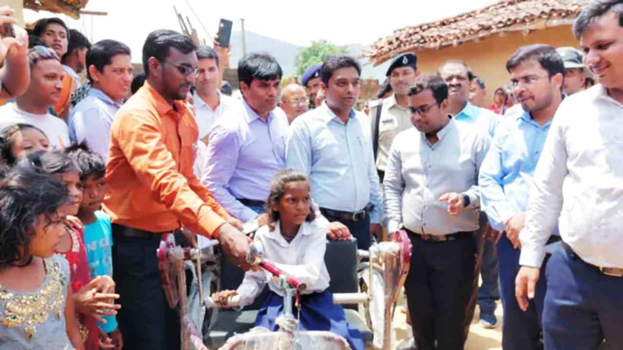 Bihar News : हौसले की नहीं होती कोई सीमा, एक पैर से कूदकर स्कूल जाने वाली बच्ची को मिली प्रशासन से मदद, सोनू सूद भी आए आगे