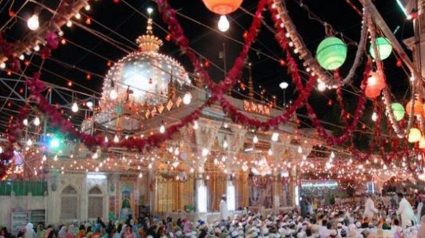 Ajmer Sharif Dargah: अजमेर की ख्वाजा मोइनुद्दीन चिश्ती की दरगाह का मंदिर होने का दावा, भारी पुलिस बल तैनात, सर्वेक्षण की मांग की Ajmer Sharif Dargah: अजमेर की ख्वाजा मोइनुद्दीन चिश्ती की दरगाह का मंदिर होने का दावा, भारी पुलिस बल तैनात, सर्वेक्षण की मांग की