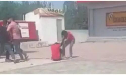 Haridwar News: बीच सड़क पर आपस में भिड़ीं युवतियां, सड़क पर चले लात-घूंसे, वीडियो वायरल Haridwar News: बीच सड़क पर आपस में भिड़ीं युवतियां, सड़क पर चले लात-घूंसे, वीडियो वायरल