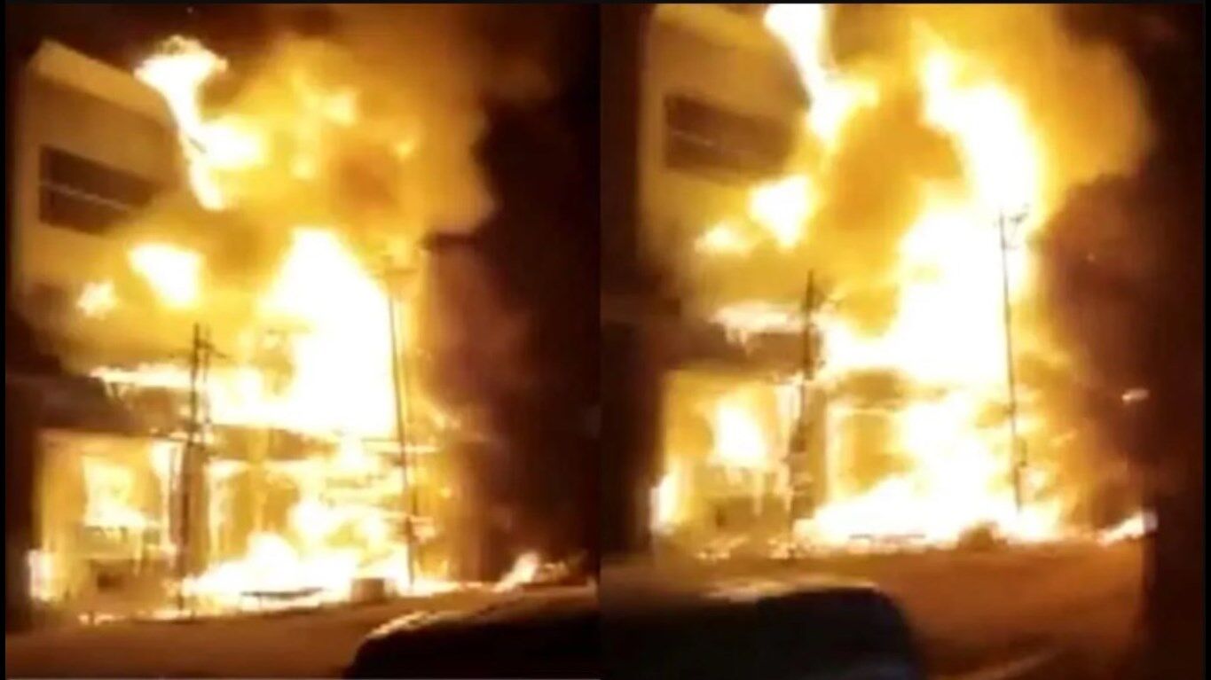 Noida Fire News : एटीएम में लगी आग पूरी बिल्डिंग में फैली, इलाके में मचा हड़कंप, देखिए VIDEO