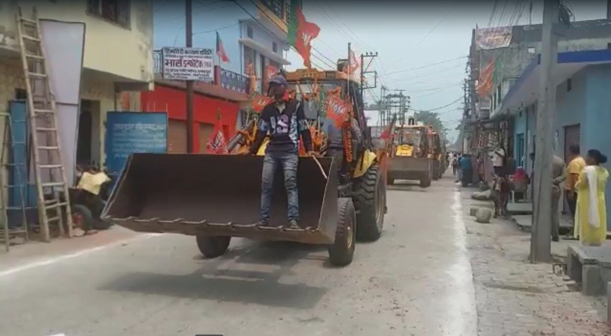 Champawat News: चम्पावत उपचुनाव में निकला बुलडोजर जुलूस, योगी के रोड शो में रही बुलडोजर की धूम