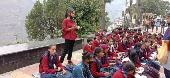 Dehradun News: सरकारी स्कूल बंद करने पर उतारू हुई तो इन बच्चों ने एडीएम दफ्तर में ही लगा डाली क्लास