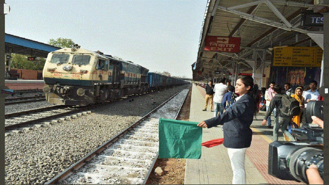 Railway News : तो 31 मई को देशभर में नहीं चलेगी रेल, 35000 स्टेशन मास्टरों ने क्यों लिया हड़ताल पर जाने का फैसला?