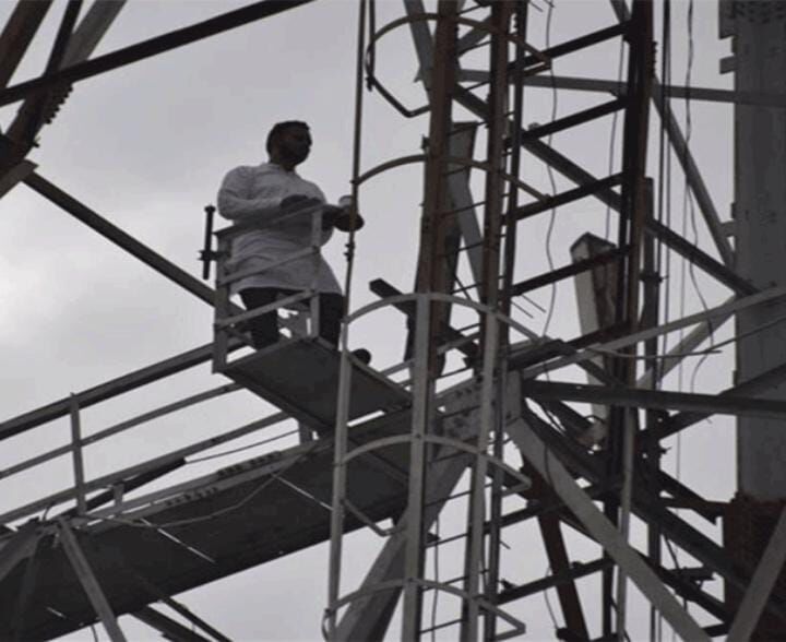 Dehradun News: भू कानून की मांग को लेकर टावर पर चढ़ा आंदोलनकारी, टावर से उतरने के लिए रख दी ये डिमांड
