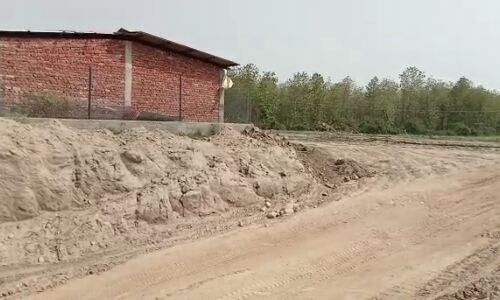 Illegal Mining News : खेत समतलीकरण के नाम पर चल रहा अवैध खनन, पोल्ट्री फार्म और खेतों के लिए बना खतरा