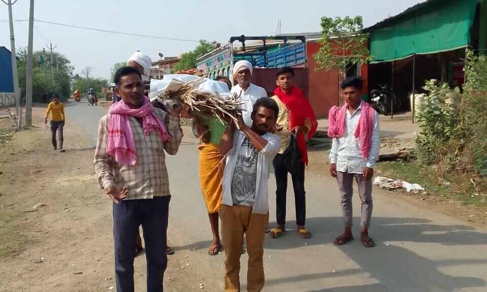 Jhansi News : पालतू कुत्ते की मौत पर सैकड़ों लोगों को बुलाकर किया तेरहवीं का भोज, इसे आप अंधविश्वास कहेंगे या पशुप्रेम