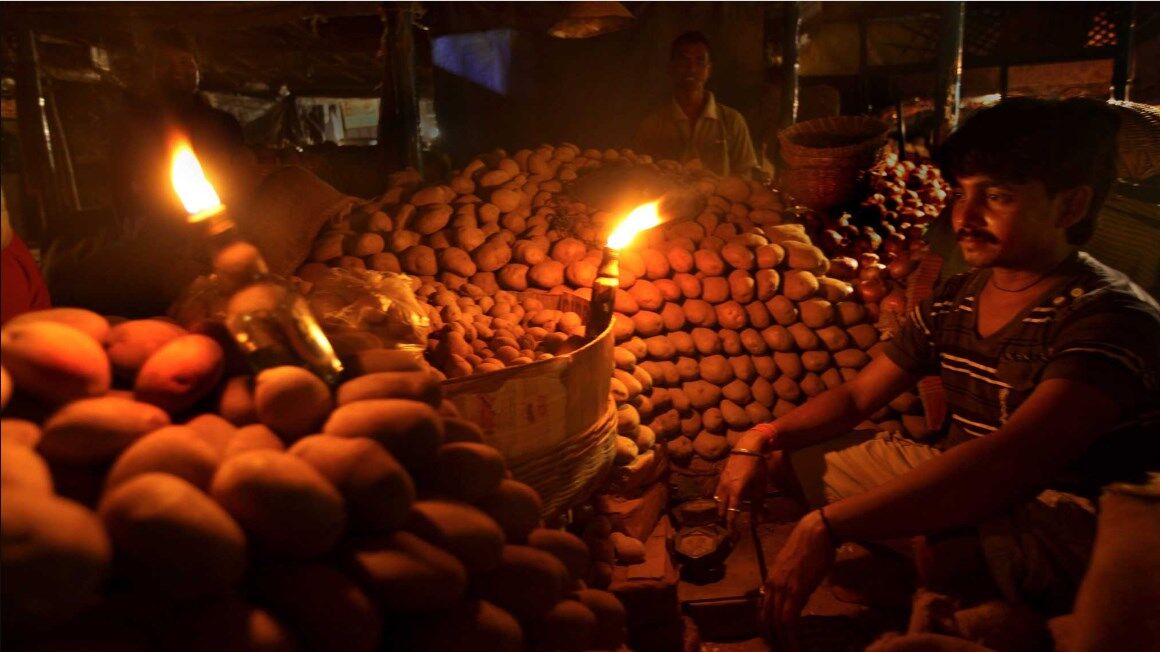 आजादी का अमृतकाल: बिजली कटौती से बेहाल उत्तर प्रदेश, कहीं तो दो दिन में एक बार 3 घंटे बिजली