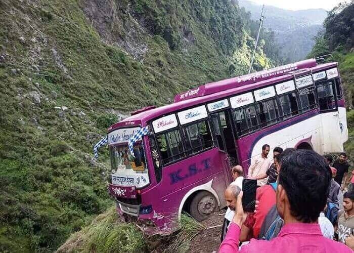 Dehradun News: उत्तराखंड में 30 यात्रियों से भरी बस खाई में गिरी 23 यात्रियों की मौत