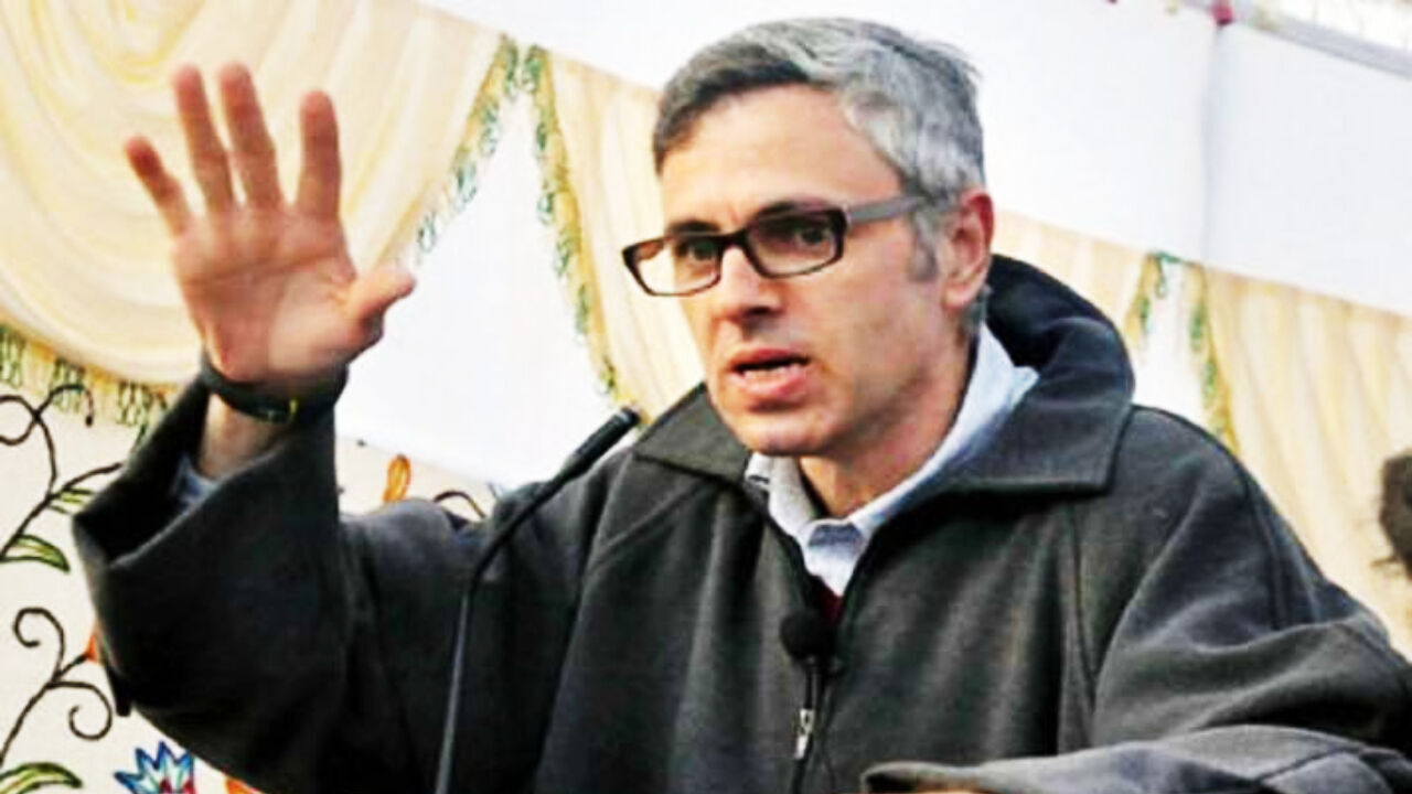 कांग्रेस ने की सिसोदिया के इस्तीफे की मांग, पार्टी पर भड़के उमर अब्दुल्ला, कहा - ये दोहरा चरित्र  क्यों