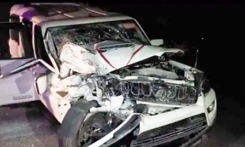 Uttar Pradesh News : BJP विधायक कैलाश खरवार की कार और डंपर में भीषण टक्कर, गंभीर हालत में ट्रामा सेंटर में किया भर्ती