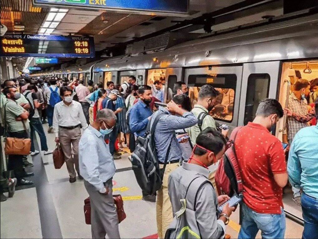 Delhi Metro Blue Line Service: दिल्ली मेट्रो की ब्लू लाइन सर्विस में 4 दिन में दूसरी आई खराबी, देरी से चल रही है ट्रेनें
