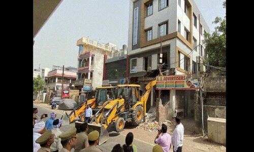 Kanpur Violence : कानपुर हिंसा के मुख्य आरोपी जफर हयात के करीबी के घर चला योगी का बुलडोजर, अवैध इमारत ध्वस्त