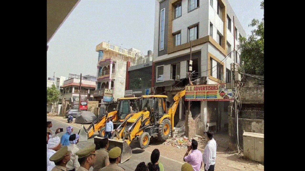 Kanpur Violence : कानपुर हिंसा के मुख्य आरोपी जफर हयात के करीबी के घर चला योगी का बुलडोजर, अवैध इमारत ध्वस्त