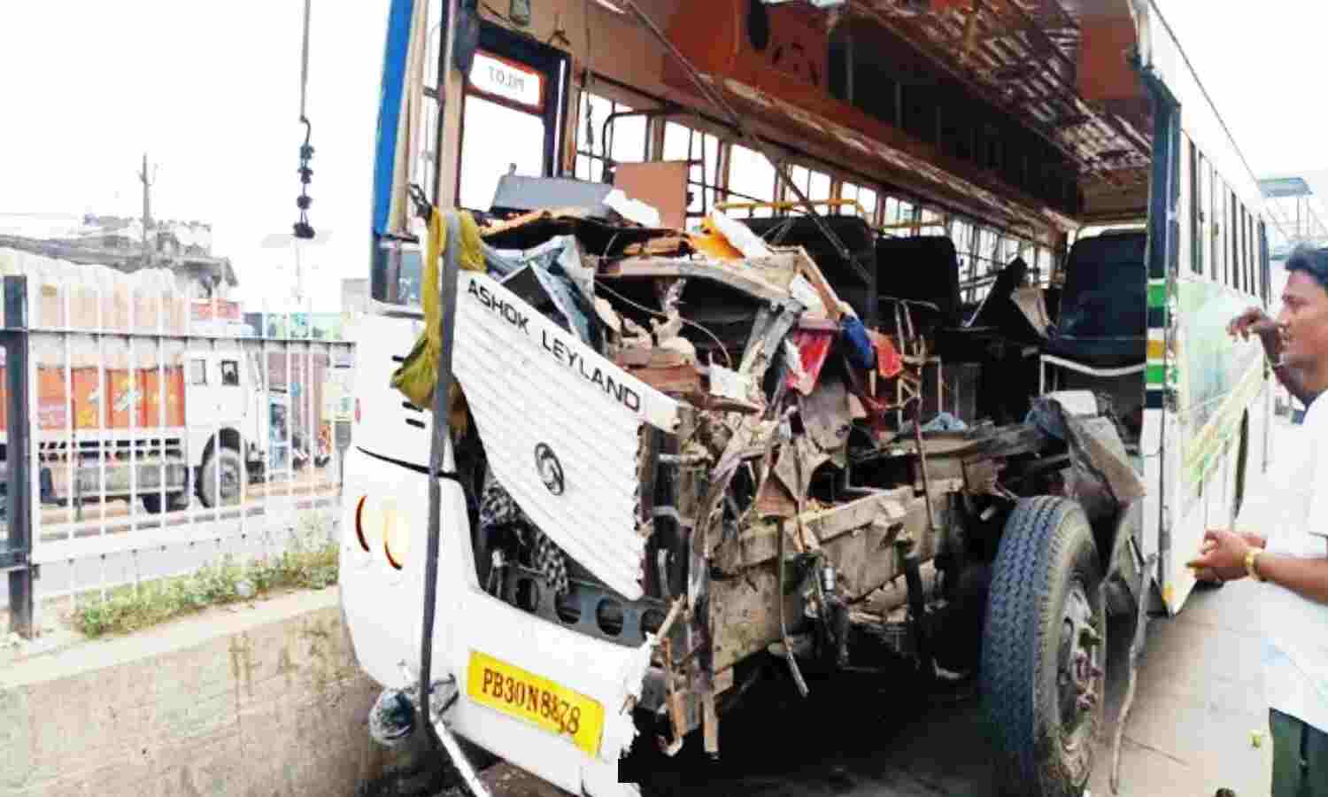 Kushinagar Road Accident : मजदूरों से भरी बस की ट्रक से भीषण टक्कर, तीन की मौत, 50 से ज्यादा लोग घायल