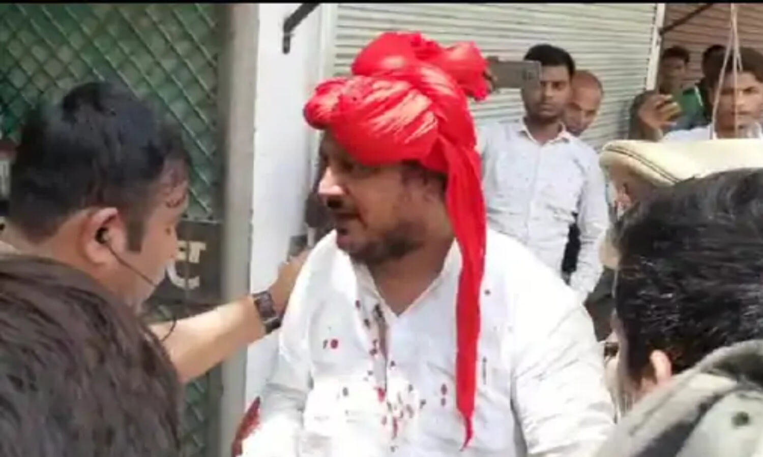 Kanpur Crime News : भाजपा कार्यकर्ताओं ने थानेदार के सामने सपा नेता को पीटा, दबंगों के आगे बेबश कानपुर पुलिस