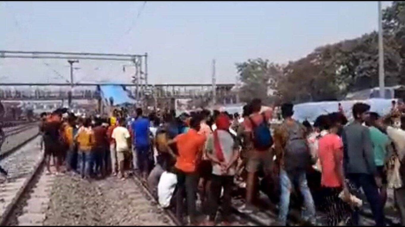 Agneepath Yojana Row: अग्निपथ योजना लेकर बिहार में आज भी बवाल, ट्रेनों को बनाया निशाना, आगजनी-हाईवे जाम Agneepath Yojana Row: अग्निपथ योजना लेकर बिहार में आज भी बवाल, ट्रेनों को बनाया निशाना, आगजनी-हाईवे जाम