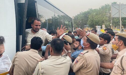 Agnipath Scheme Ki Agnipriksha : अग्निपथ के खिलाफ शांतिपूर्ण और सांकेतिक प्रर्दशन करने के बावजूद युवा हल्ला बोल के नेताओं को  मंदिर मार्ग थाने में  हिरासत में रखा गया