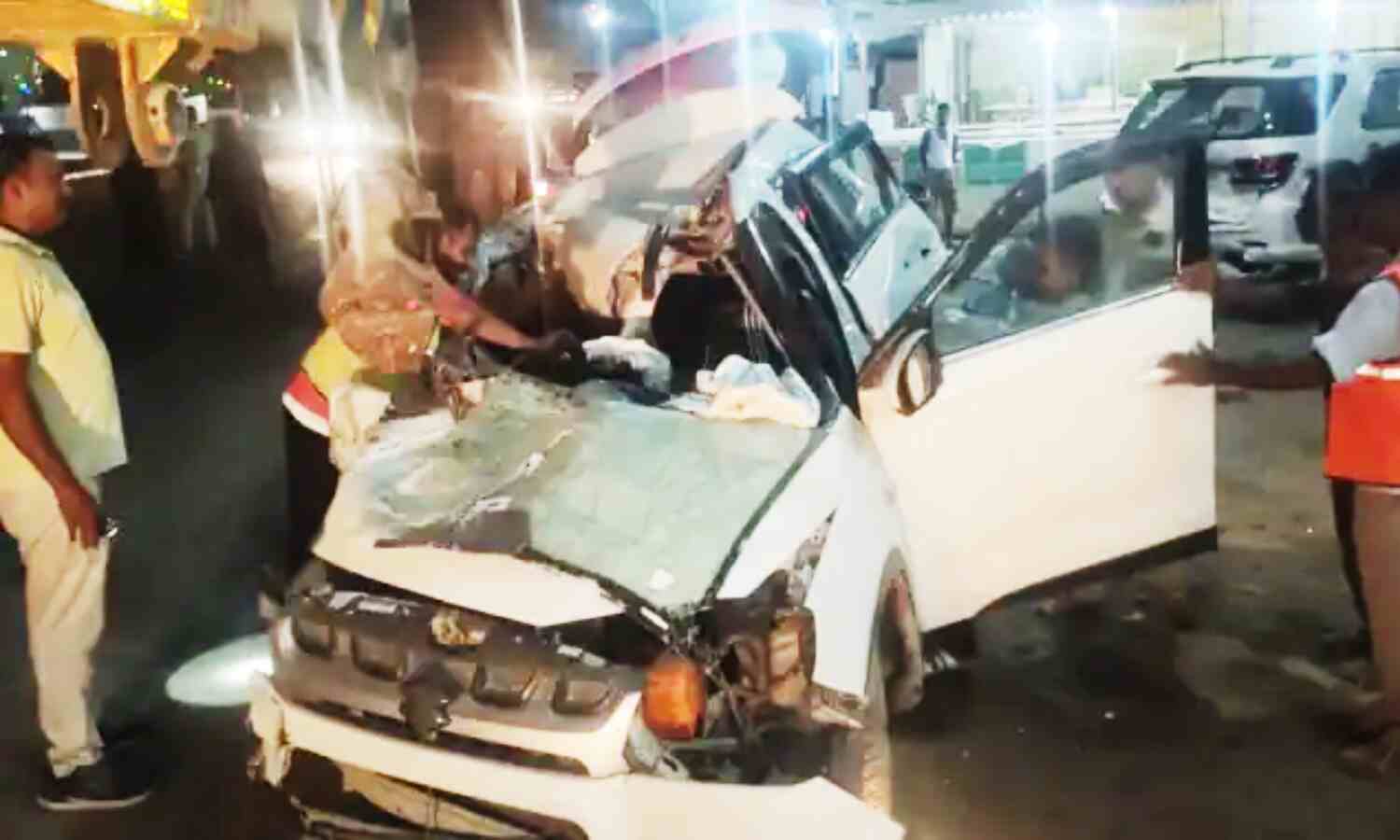 Uttar Pradesh Road Accident : फोरलेन पर ट्रक और कार में जोरदार टक्कर, एक ही परिवार के 4 सदस्यों की मौत, 3 लोग घायल