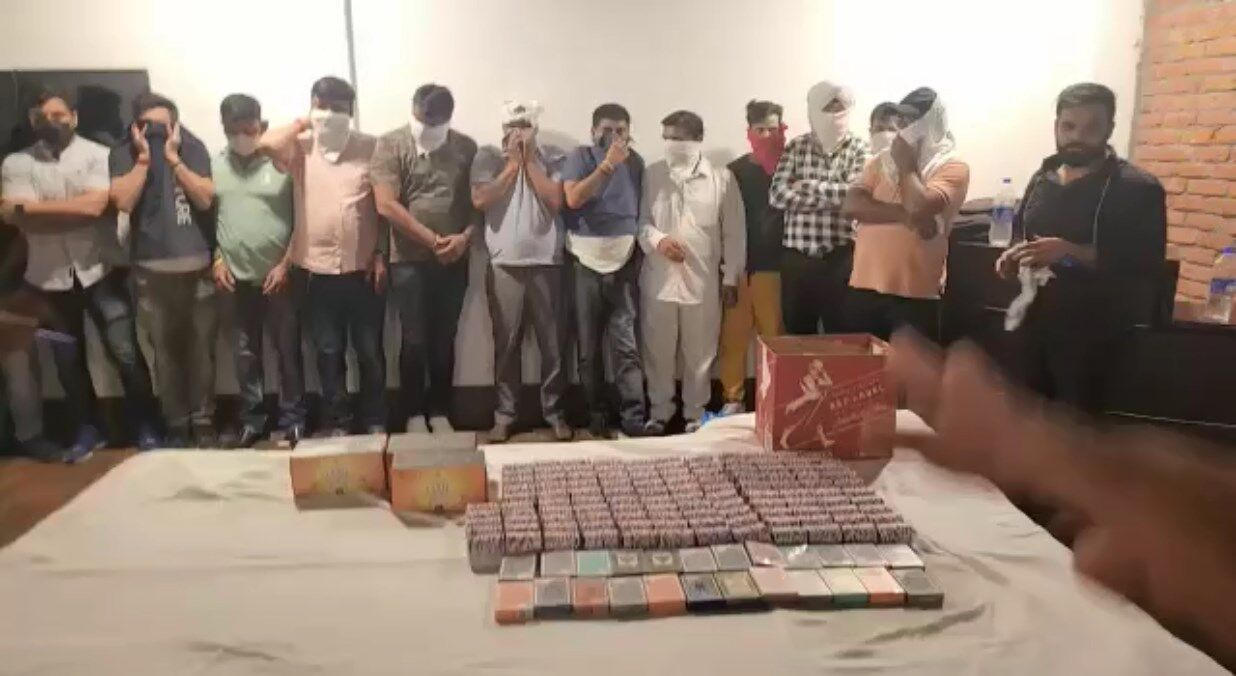 Dehradun News: देहरादून में चल रहा था जुए का कारोबार, लाखो रुपए के साथ दो दर्जन से ज्यादा गिरफ्तार