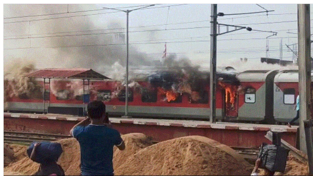 Protest against Agnipath Scheme : Bihar-UP में उग्र प्रदर्शन जारी, समस्तीपुर में संपर्क क्रांति पर पथराव, लखीसराय में फूंकी ट्रेन