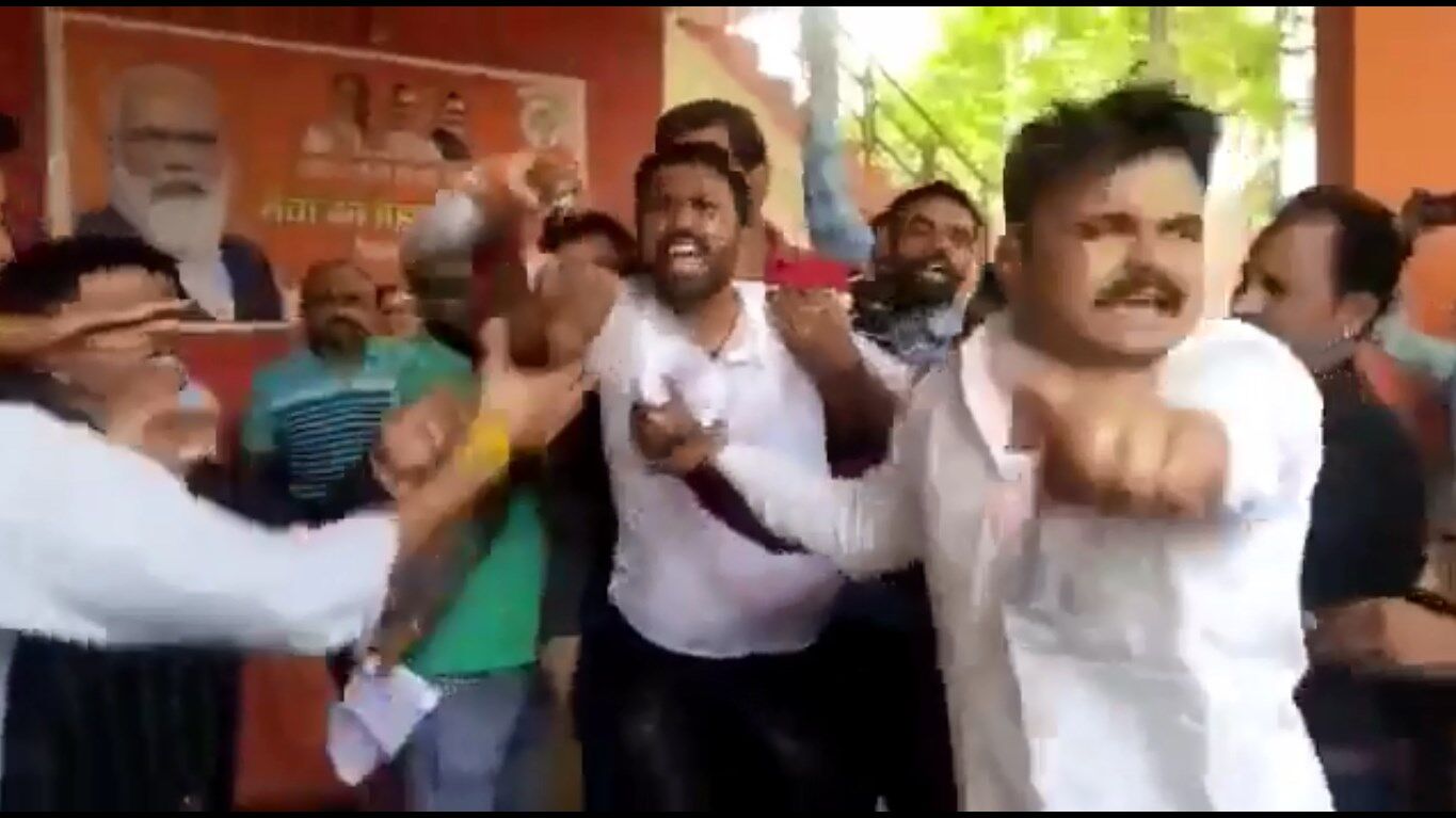 Dewas Mayor Election: टिकट न मिलने से नाराज भाजपा नेता ने खुद पर डाला केरोसिन, टिकट बेचने के लगाए आरोप