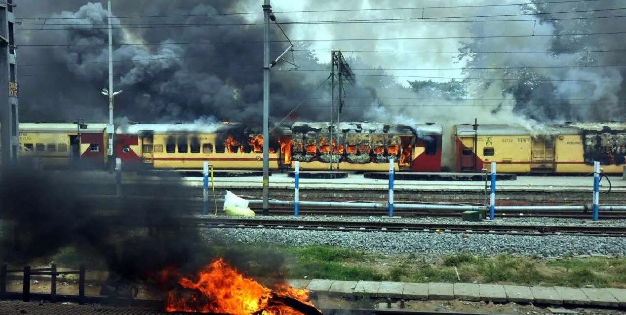 Agnipath Scheme Protest : अग्निपथ योजना के खिलाफ प्रदर्शन में रेलवे को हुआ था 259.44 करोड़ रूपए का नुकसान, 7 दिन में 2 हजार से अधिक ट्रेनें भी रद्द
