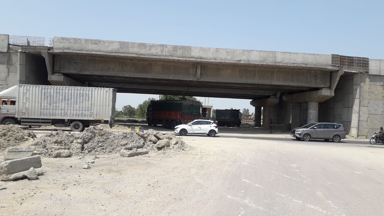 Fatehpur News: 6 माह भी न चली PM Modi द्वारा लोकार्पित सड़क, अब किसान कूट रहे उड़द की फसल