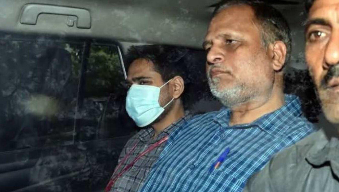 Satyendra Jain News: दिल्ली के स्वास्थ्य मंत्री सत्येंद्र जैन अस्पताल में भर्ती, ऑक्सीजन लेवल हुआ कम, मनी लॉन्ड्रिंग केस में हुए हैं गिरफ्तार