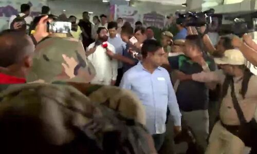 Maharashtra Political Crisis: सूरत से गुवाहाटी शिफ्ट हुए उद्धव के बागी विधायक, लगाई गई हाई लेवल सिक्योरिटी