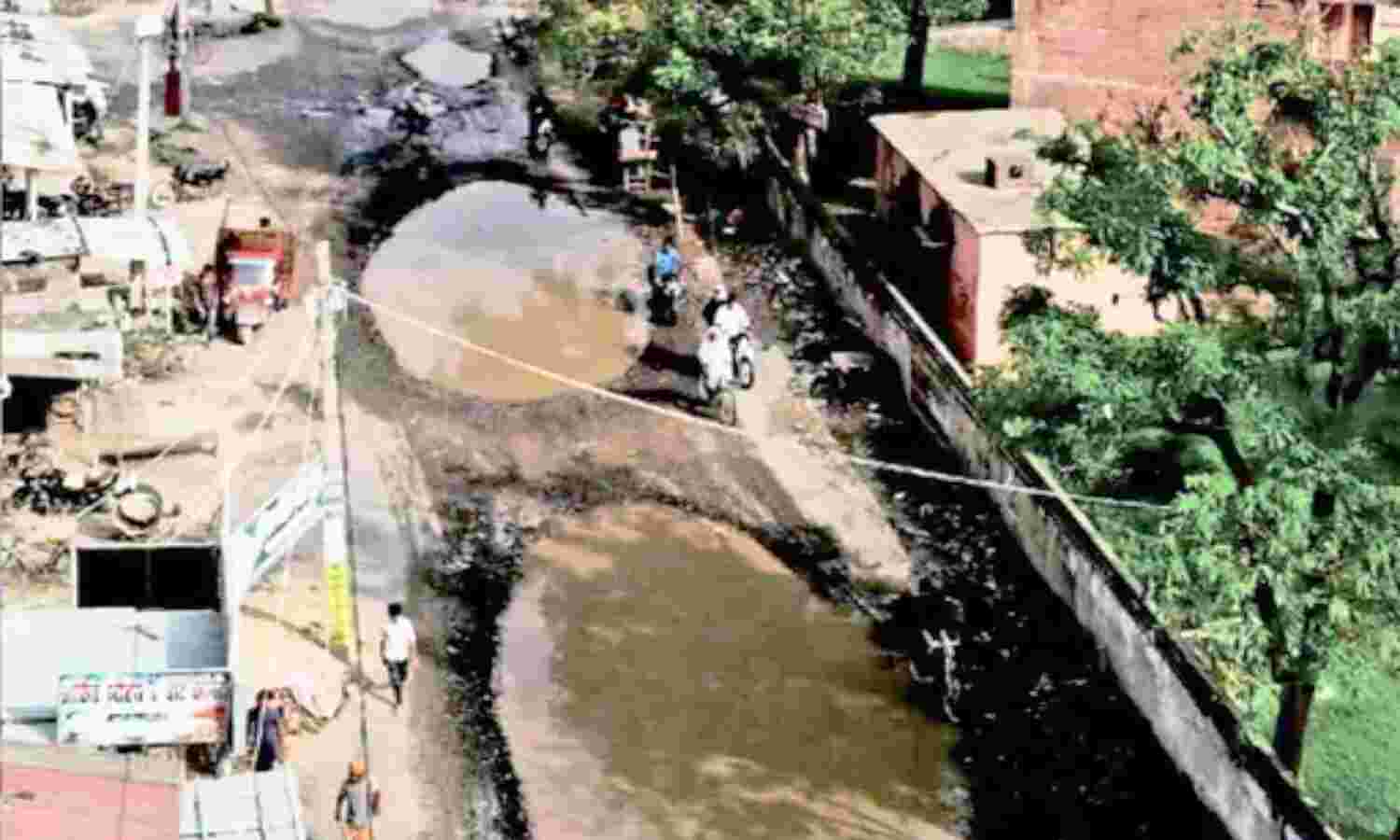 Bihar News : नेशनल हाईवे का वीडियो वायरल, यहां 20 किलोमीटर में बन गए हैं कई छोटे-छोटे तालाब Bihar News : नेशनल हाईवे का वीडियो वायरल, यहां 20 किलोमीटर में बन गए हैं कई छोटे-छोटे तालाब