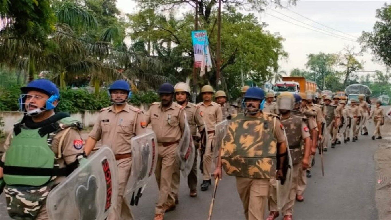 Uttar Pradesh News: जुमे की नमाज को लेकर अलर्ट मोड पर पुलिस, धर्मगुरुओं के साथ की बैठक