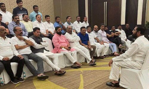 Maharashtra : शिंदे के कुनबे में बागी विधायकों की संख्या में इजाफे का सिलसिला जारी, सवाल - उद्धव का अंत तक कौन देगा साथ?
