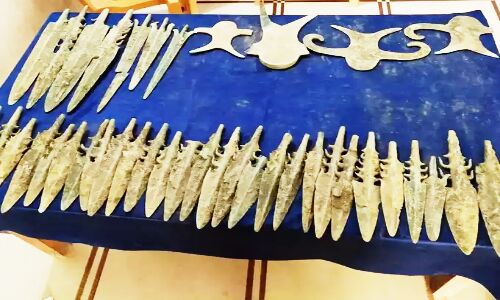 Mainpuri News : खेत के नीचे मिले भगवान कृष्ण के जमाने के हथियार, महाभारत के कुरुक्षेत्र में हुए थे इस्तेमाल?