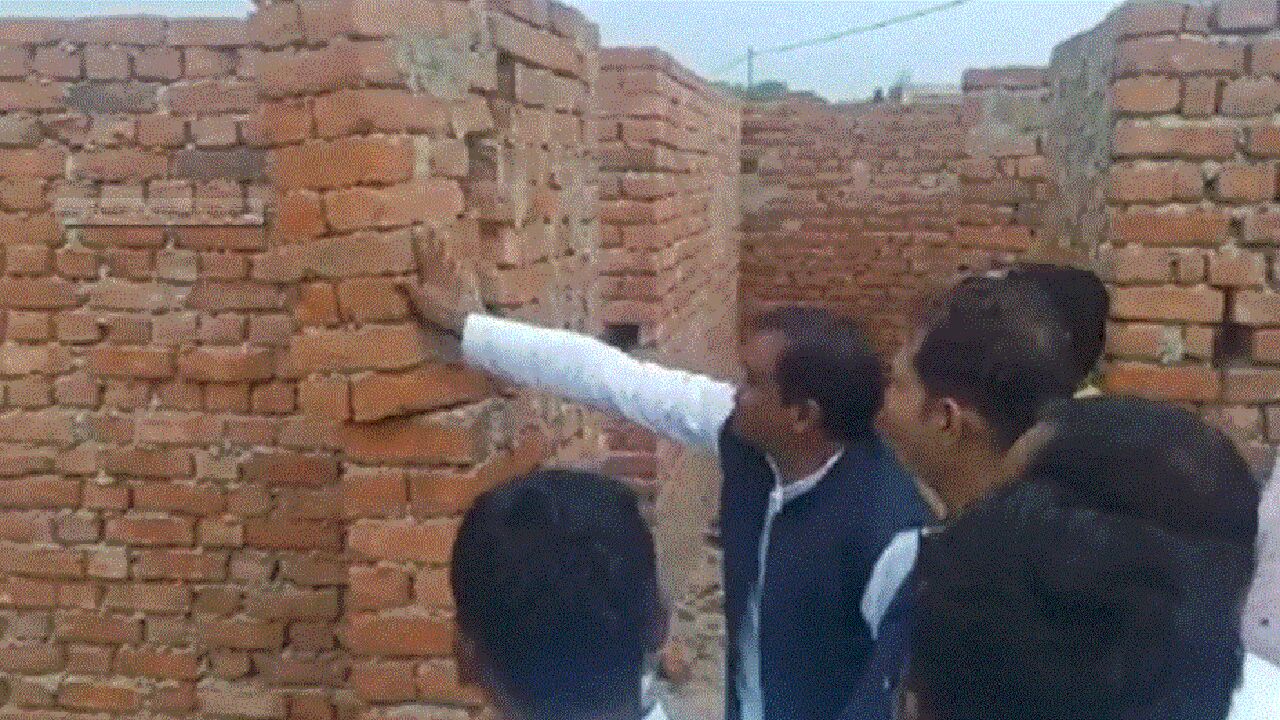 Corruption in UP : SP MLA ने मारा हाथ तो भरभरा कर गिर गई निर्माणाधीन प्रतापगढ़ इंजीनियरिंग कॉलेज की दीवार