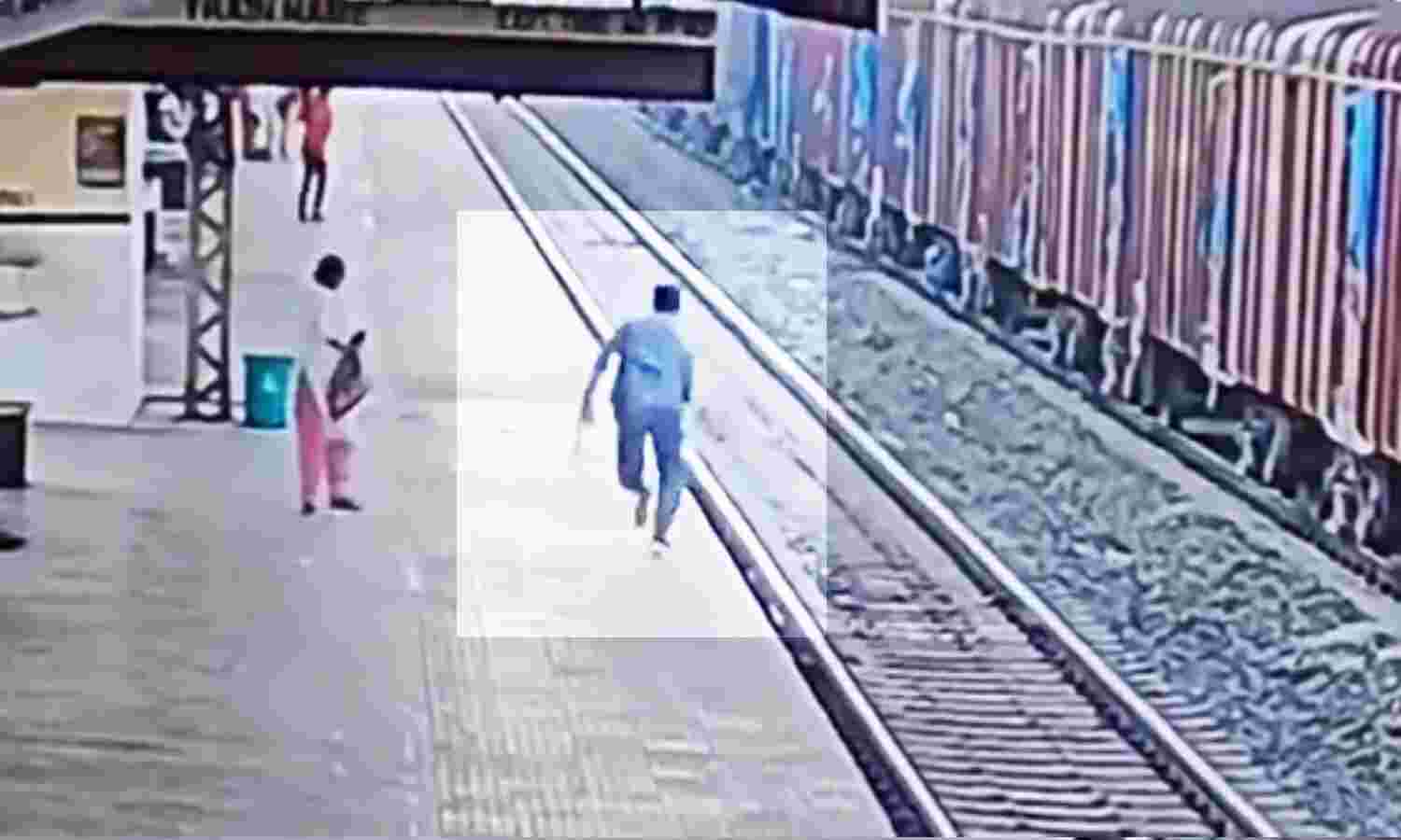 Viral Video : सामने से आ रही थी ट्रेन तभी रेलकर्मी को पटरी पर पड़ा दिखा शख्स, पलभर में दौड़कर ऐसे बचाई जान