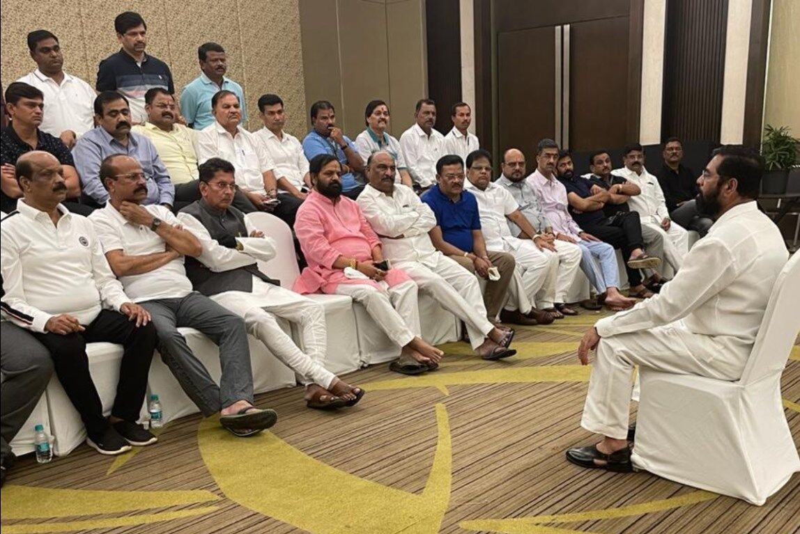 Maharashtra Political Crisis: डिप्टी स्पीकर के अयोग्यता नोटिस पर एकनाथ शिंदे खेमा सुप्रीम कोर्ट पहुंचा