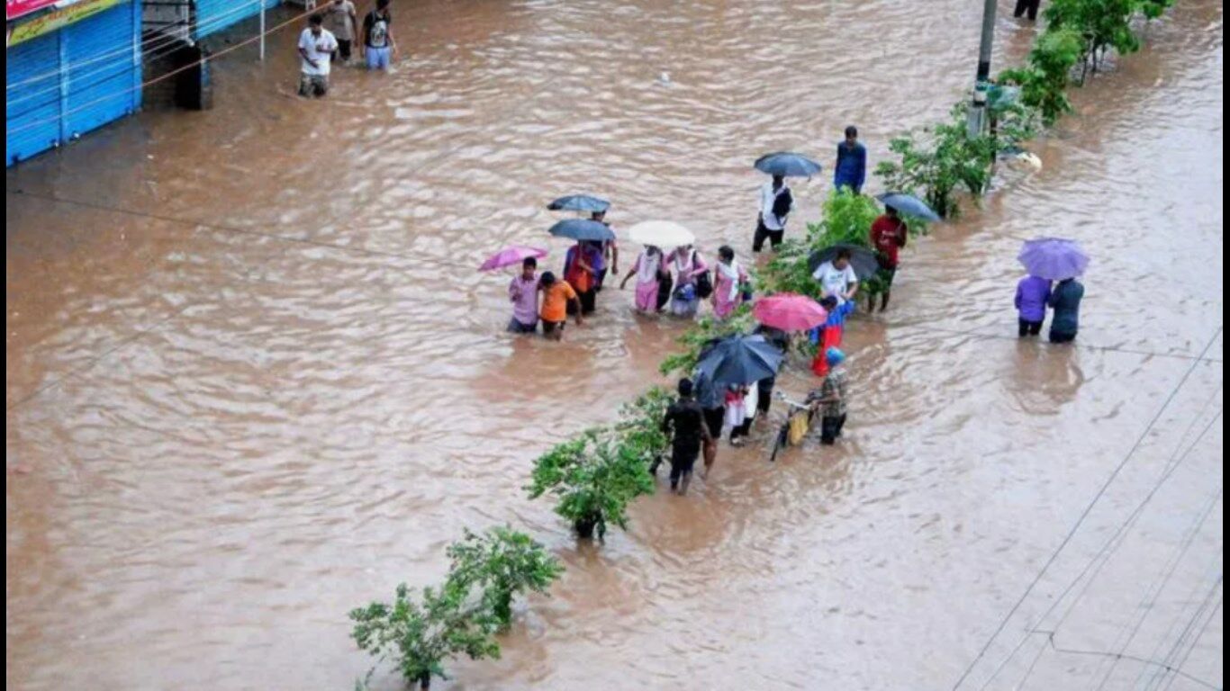 Assam Floods: असम में बाढ़ की स्थिति हुई भयंकर, पेट्रोल से महंगा हुआ पानी — दाह संस्कार के लिए कोई जगह नहीं