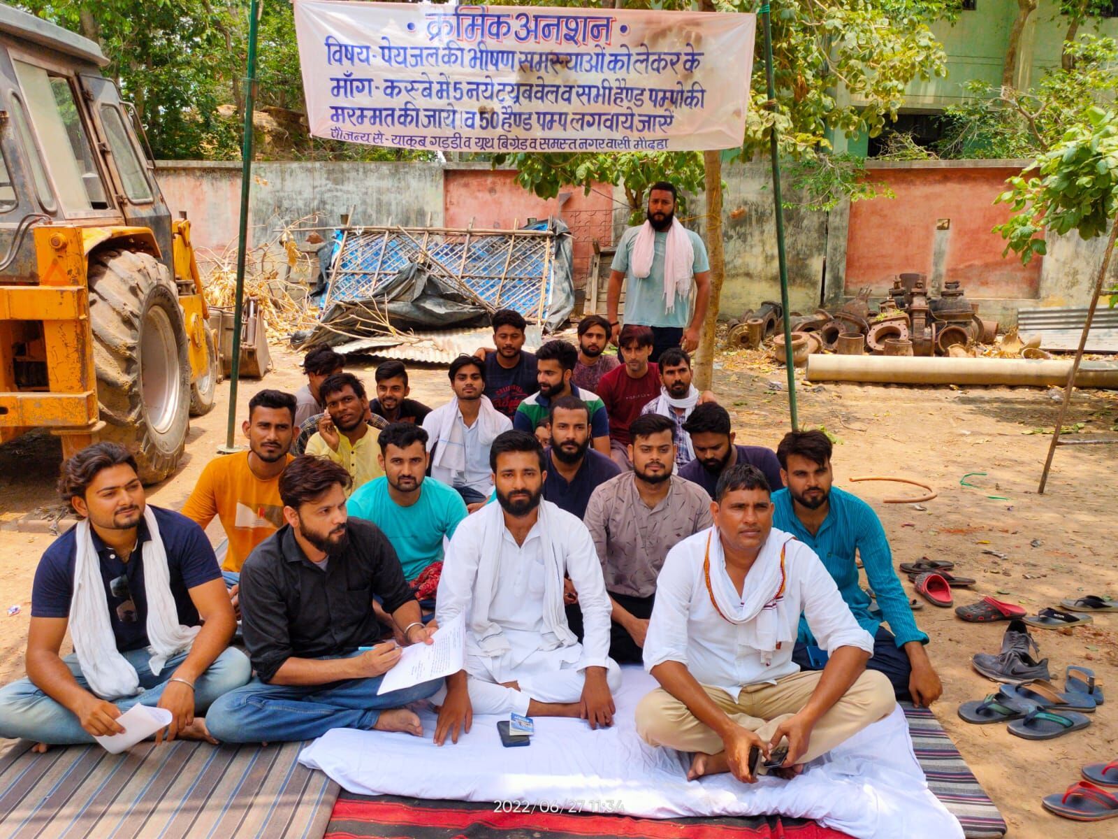 Bundelkhand Water Crisis: बुंदेलखंड में नहीं सुधर रहे हालात तपती गर्मी में बूंद बूंद पानी के लिए युवा कर रहे जद्दोजहद